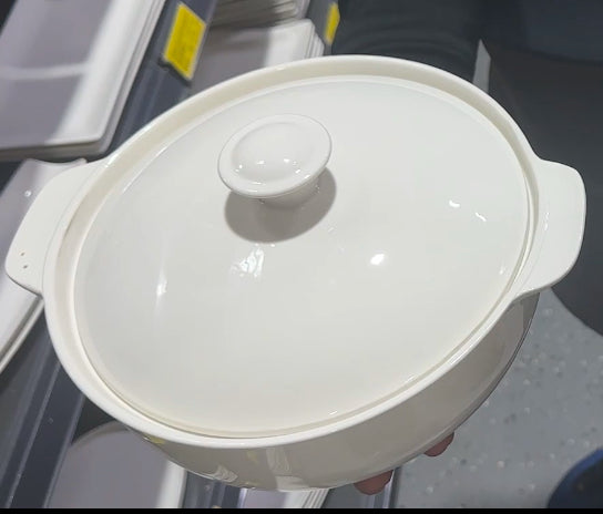 Smooth-lid white ceramic pot – durable 11.5-inch casserole dish for modern kitchens.