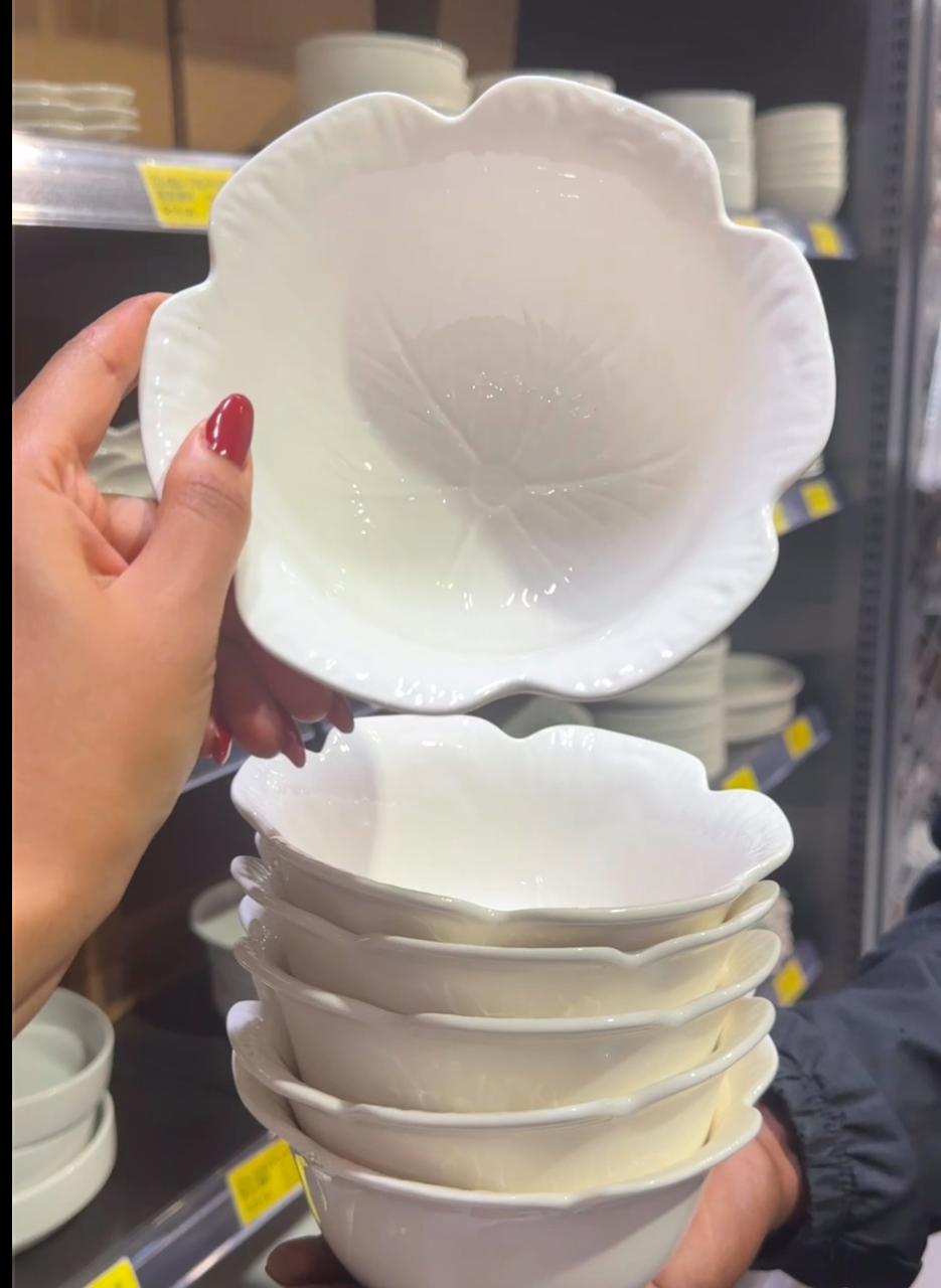 White flower-shaped ceramic bowl for soup or desserts – elegant kitchenware